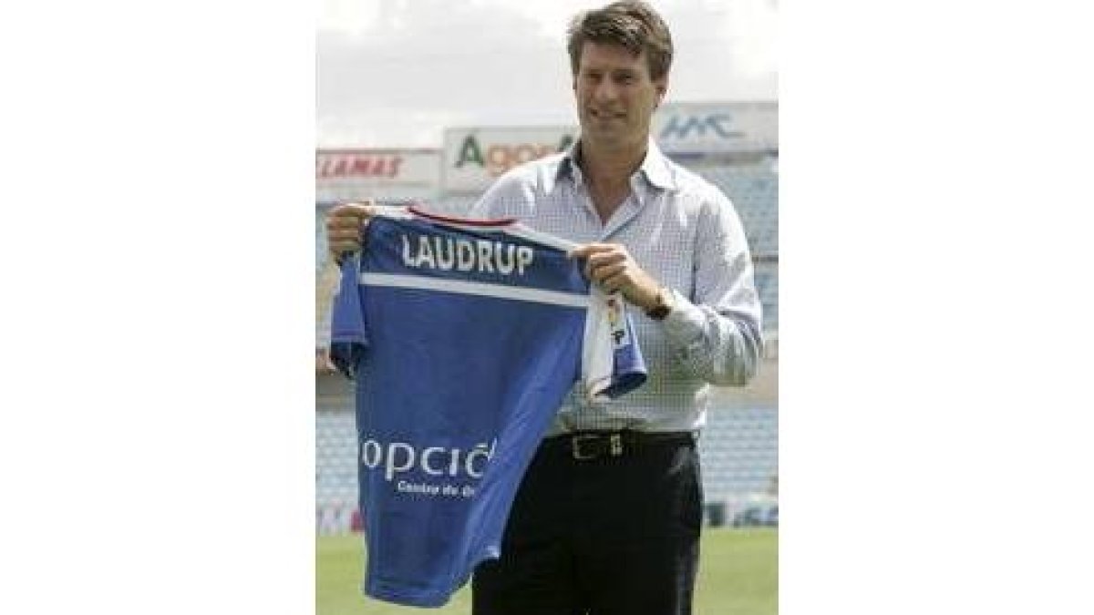 El nuevo entrenador azulón, Michael Laudrup, posando con la camiseta de su nuevo equipo
