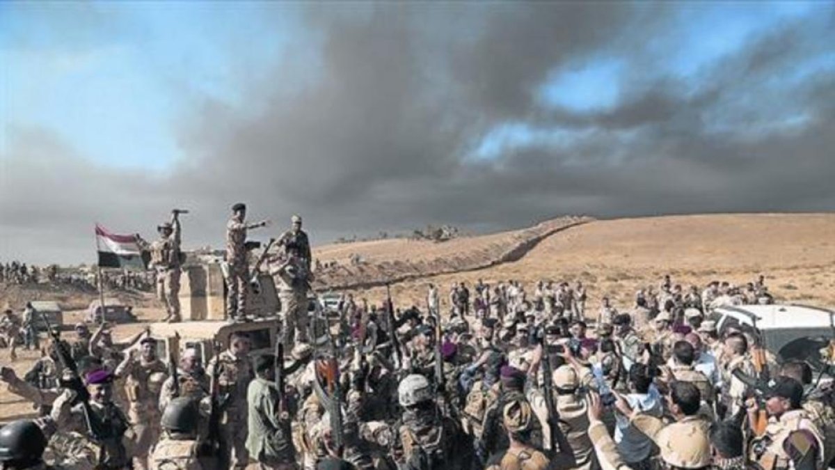 Miembros del Ejército iraquí celebran la toma de nuevas posiciones en las proximidades de Mosul, el pasado jueves.