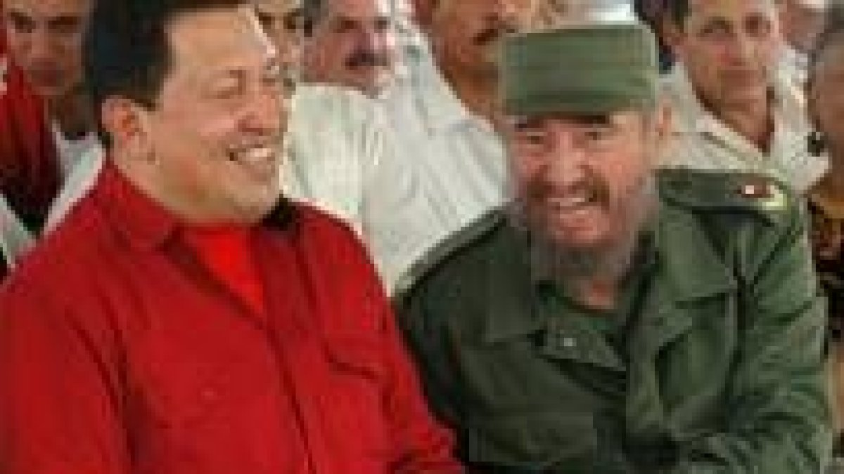 Chávez y Fidel Castro bromean ayer en La Habana