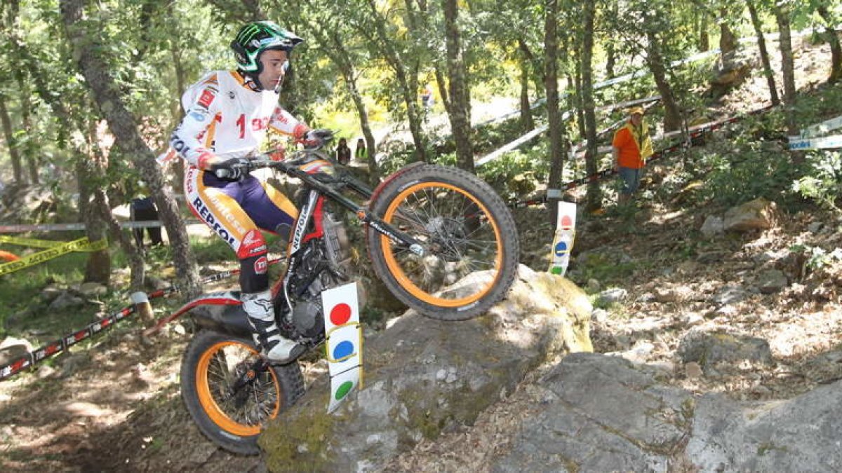 Toni Bou ya sabe lo que es ganar en el trial de Pobladura de las Regueras. En la edición del Campeonato del Mundo se imponía a Adam Raga. L. DE LA MATA