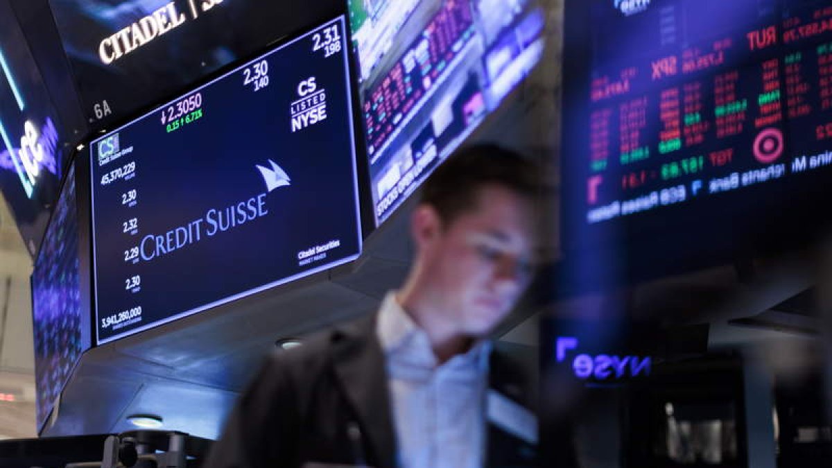 Una pantalla muestra el precio de las acciones de Credit Suisse en la Bolsa de Nueva York. JUSTIN LANE