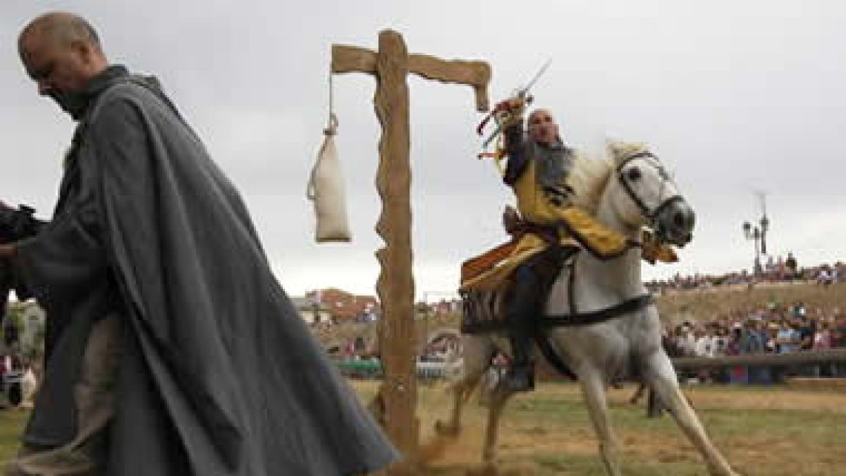 Un caballero consigue alcanzar una argolla con su cuchillo, durante la celebración del espectáculo.