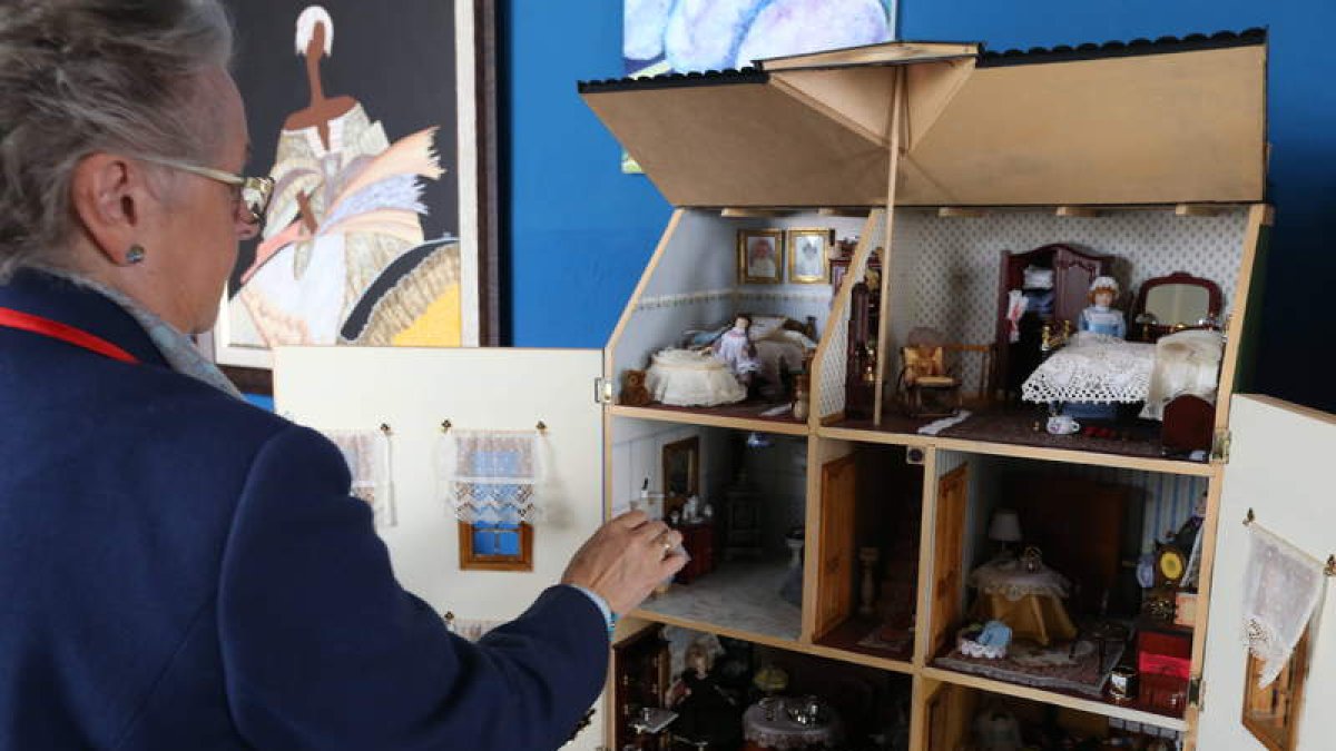 Charo Casado coloca algunos detalles de una de sus seis casas de muñecas en las que da vida a un mundo mágico desde hace doce años
