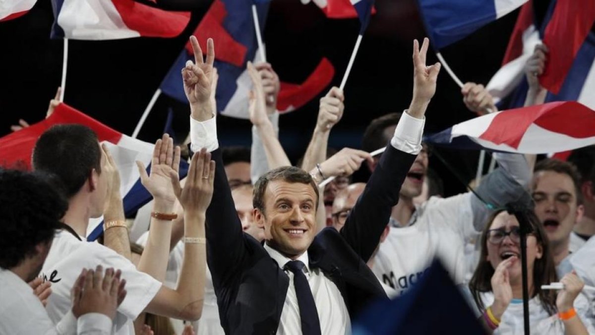 El candidato centrista Emmanuel Macron saluda al público durante un mitin en París, el 17 de abril.