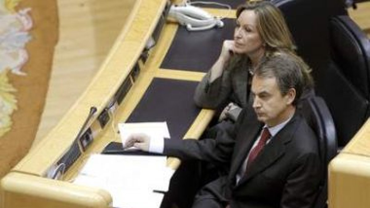 Zapatero y Jiménez, durante una sesión de control al Gobierno en el Senado.