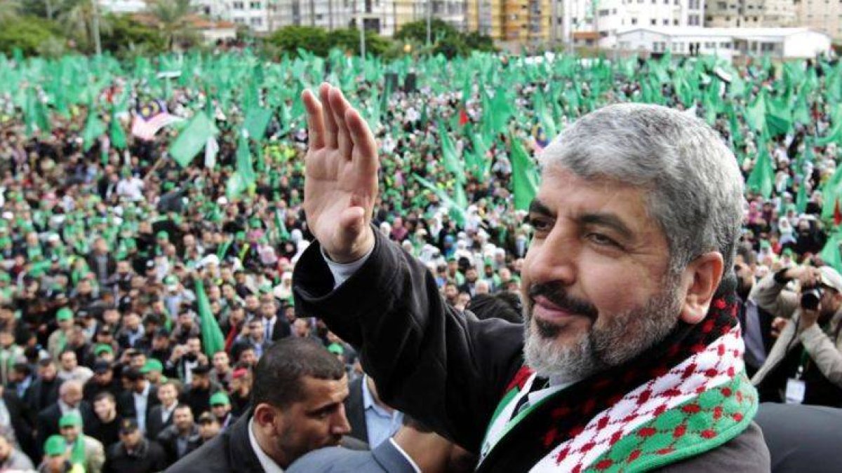 El líder de Hamas, Khaled Meshaal, se dirige a la multitud durante el 25 aniversario de Hamas.