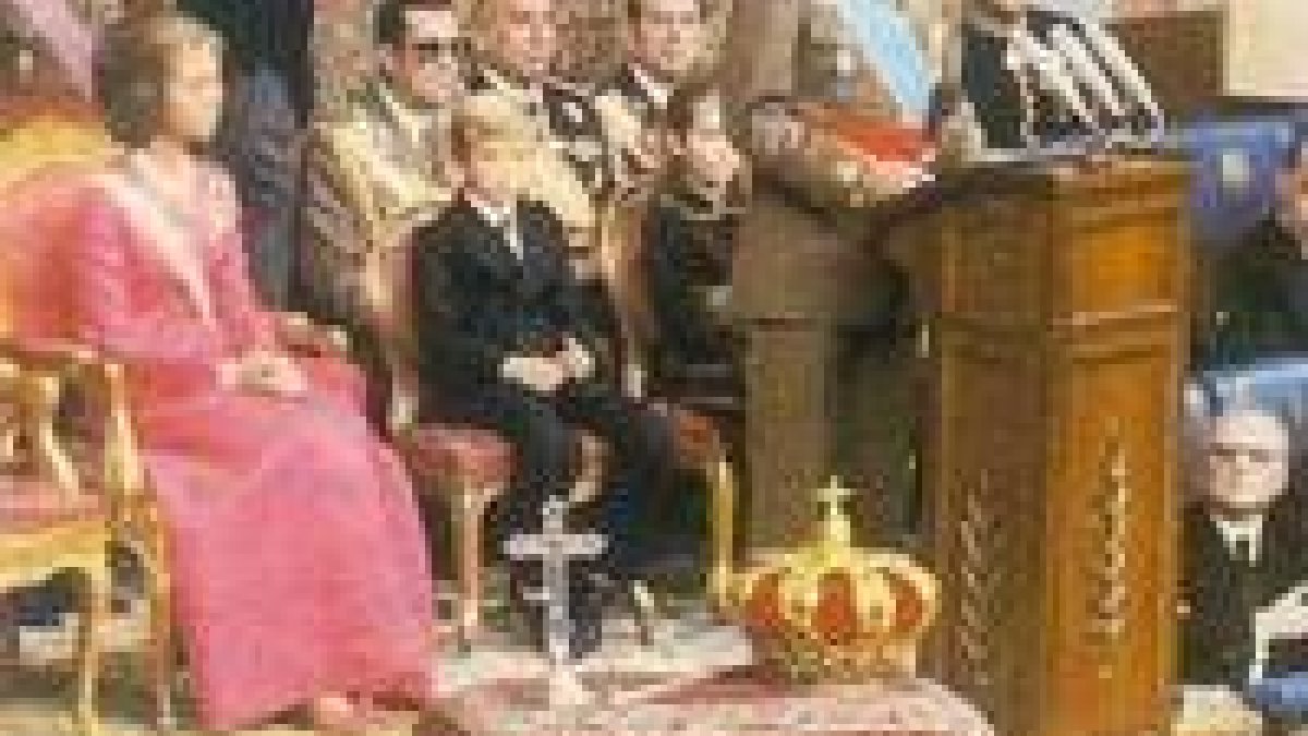 La corona que presidirá la ceremonia de entronización de Felipe VI y que presidió la de su padre don Juan Carlos