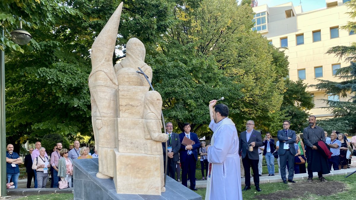 El reverendo Fláker bendice el monumento. MIGUEL FB