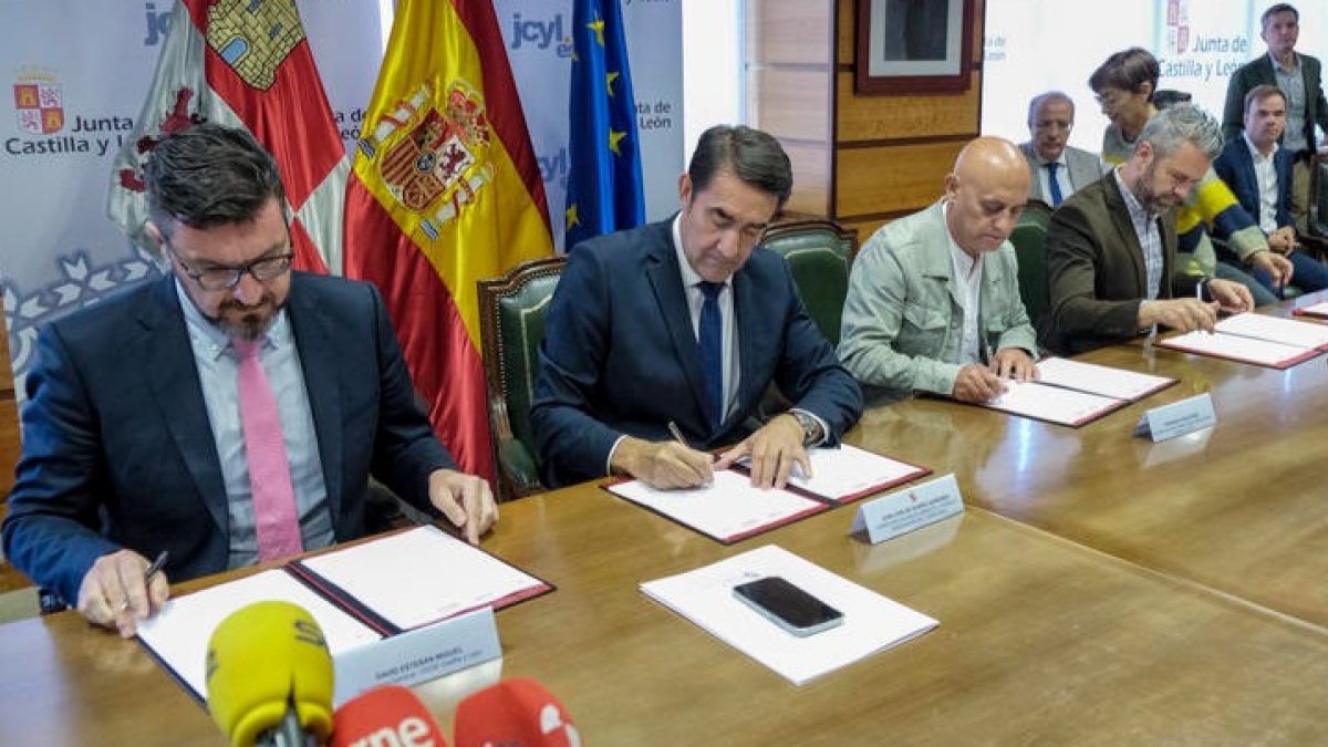 El consejero de Medio Ambiente, Vivienda y Ordenación del Territorio de la Junta de Castilla y León , Juan Carlos Suárez-Quiñones (2i), y los representantes de los agentes sociales, CEOE-CyL, CC OO y UGT firman el acuerdo de la Mesa del Diálogo Social en materia forestal. NACHO GALLEGO