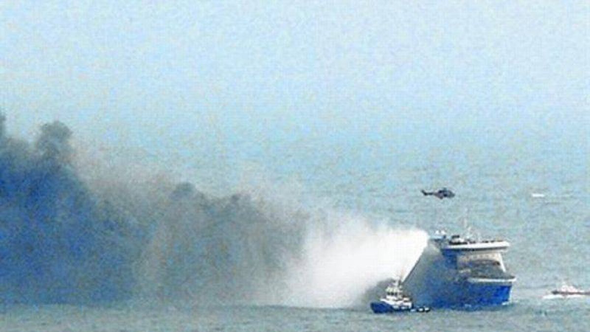 El 'Norman Atlantic', en llamas, durante el rescate.
