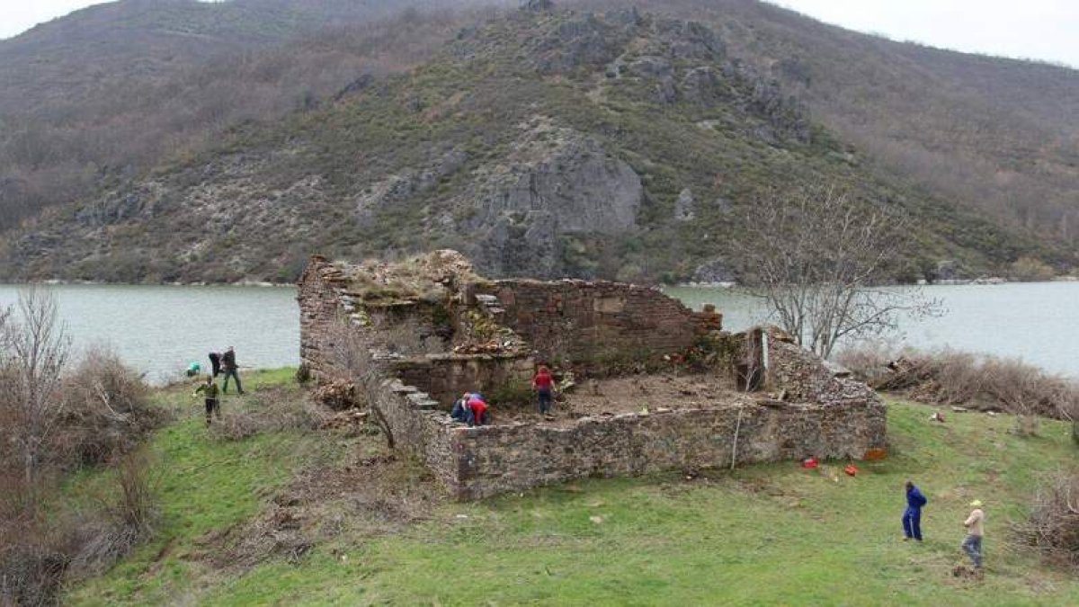 Vecinos trabajando en la limpieza de los restos de la iglesia de Láncara de Luna. ELIÉCER ESTEBAN GARCÍA