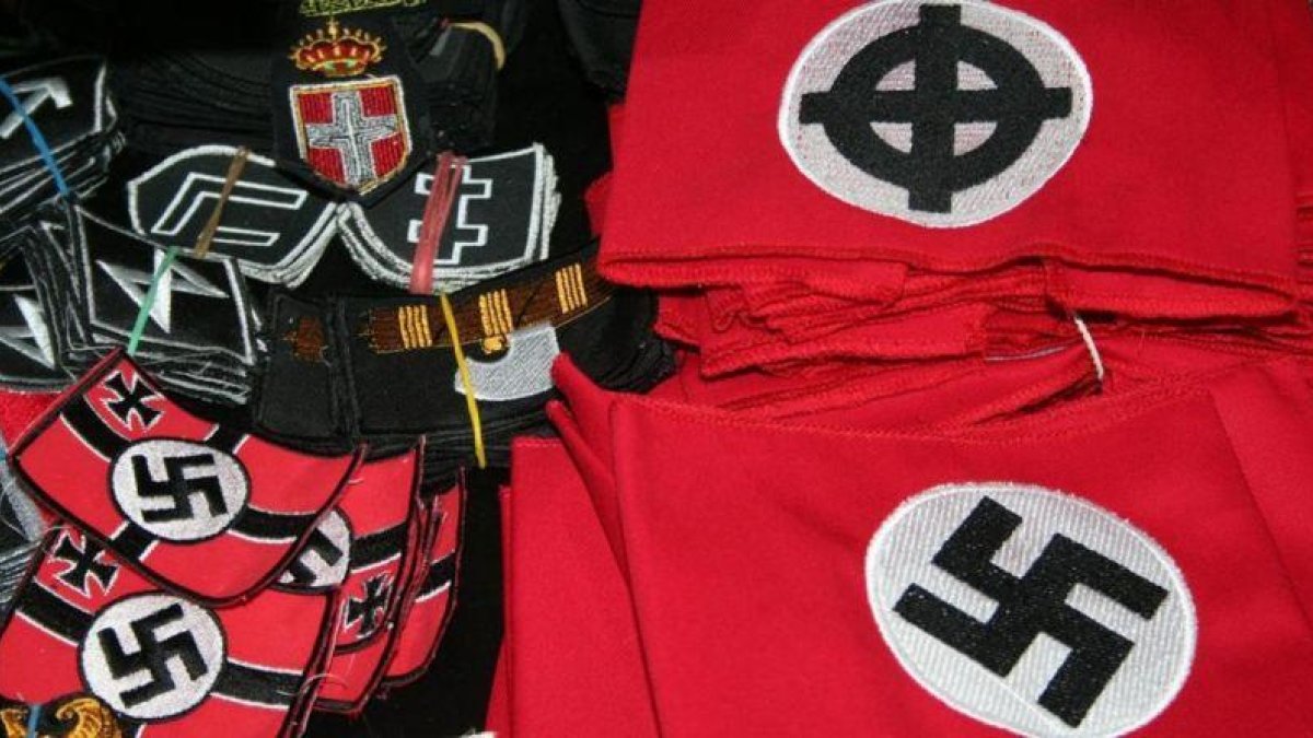 Símbolos nazis y fascistas a la venta.