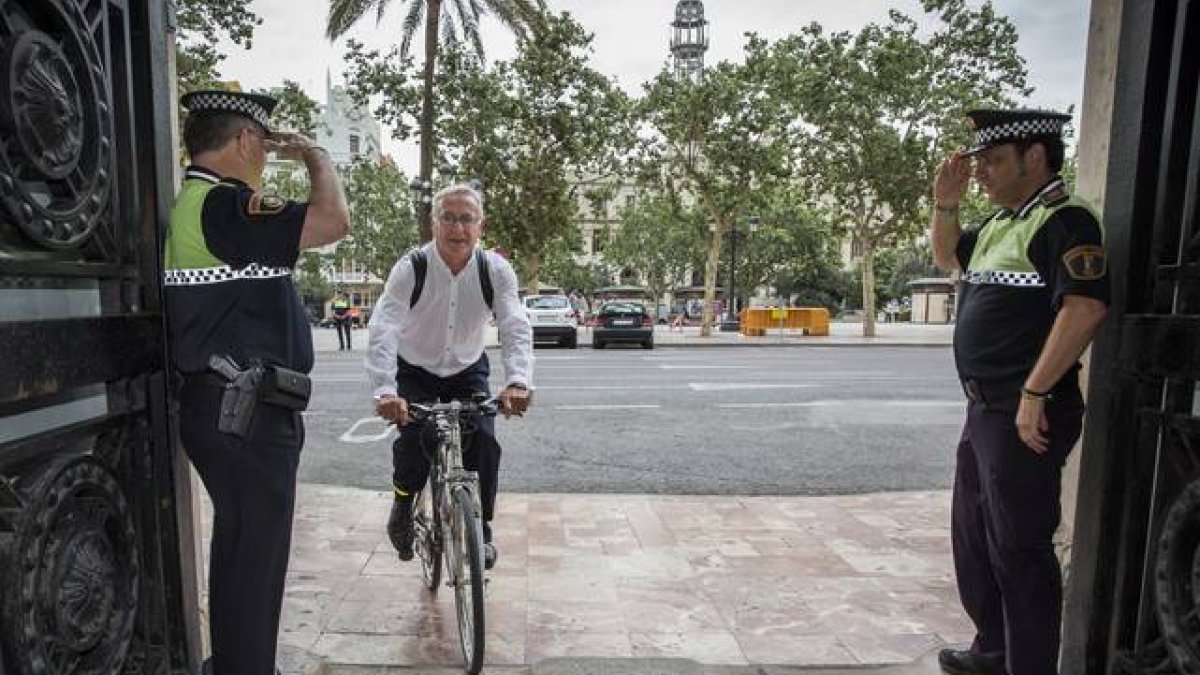El alcalde de Valencia, Joan Ribó, llega en bicicleta al ayuntamiento, este lunes.