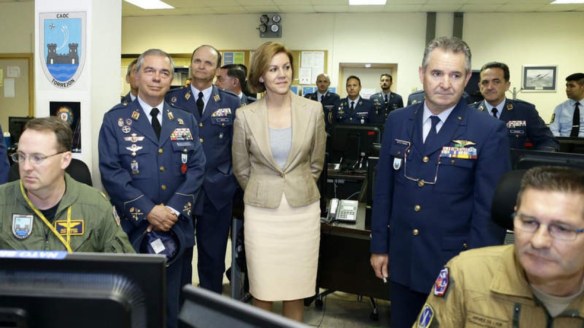 García Servert, a la izquierda con la ministra Cospedal durante una visita al Coac el mes pasado. MD