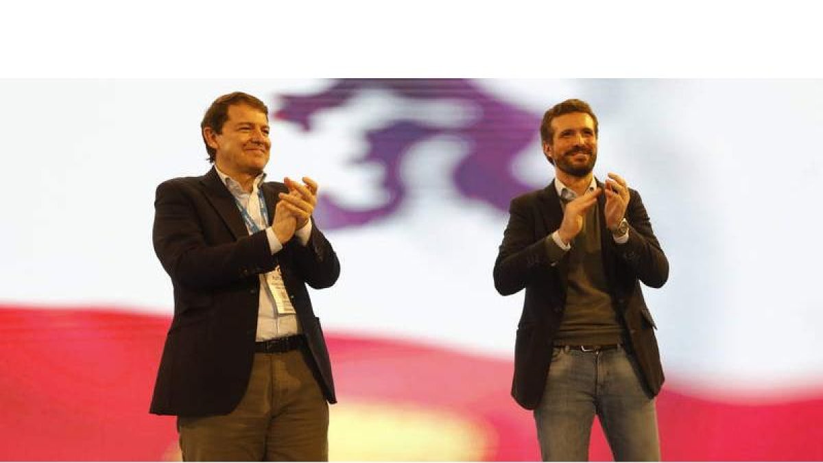 Alfonso Fernández Mañueco y Pablo Casado se conjuraron ayer en el Palacio de Exposiciones para que el gobierno de la Junta catapulte al líder nacional a La Moncloa. MARCIANO PÉREZ