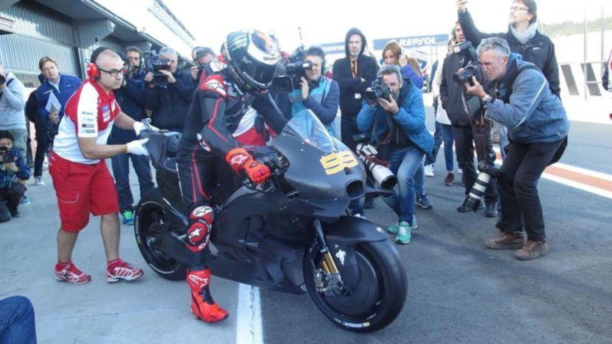 Jorge Lorenzo sale, con su nueva Ducati, ante una nuev de fotógrafos.