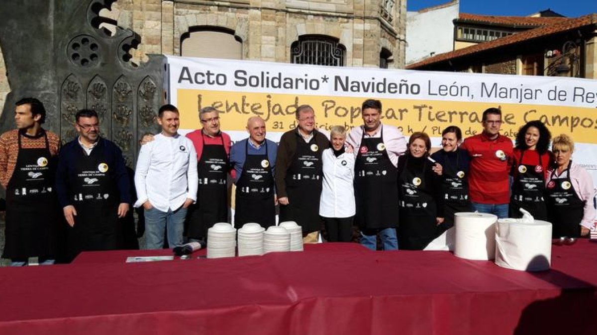 El alcalde y los organizadores de la Lentejada Popular.