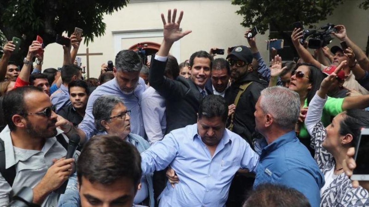 Juan Guaidó a su llegada a una plaza del este de Caracas.