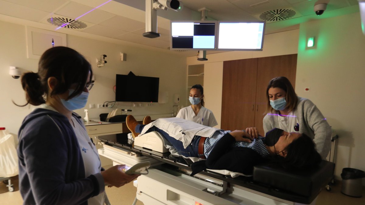 Un paciente tratado con un acelerador lineal en el Hospital de León. RAMIRO