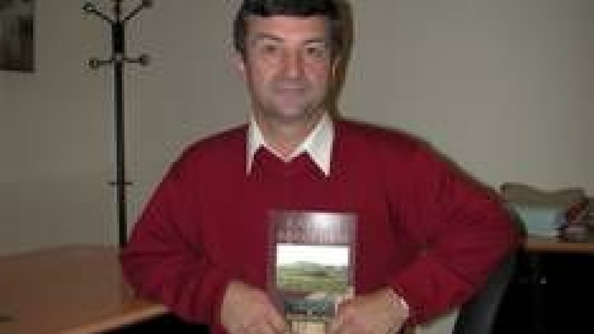 El autor del libro, el profesor berciano Melchor López Valle, posa con un ejemplar del mismo