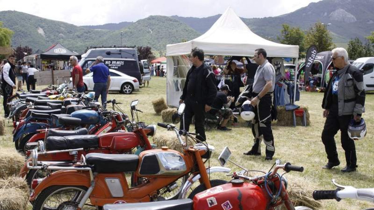 Varias de las motos que participan en la primera edición del Motor and Mountain de Riaño. CAMPOS