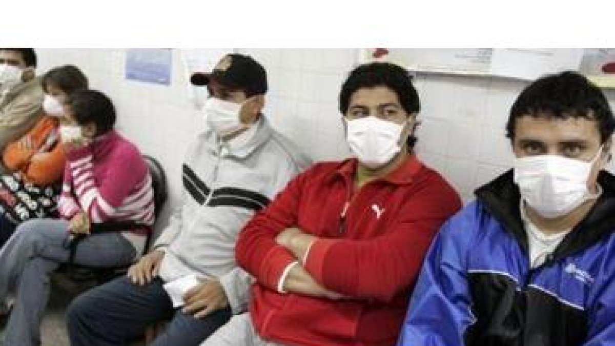 Un grupo de personas espera atención médica en Paraguay.