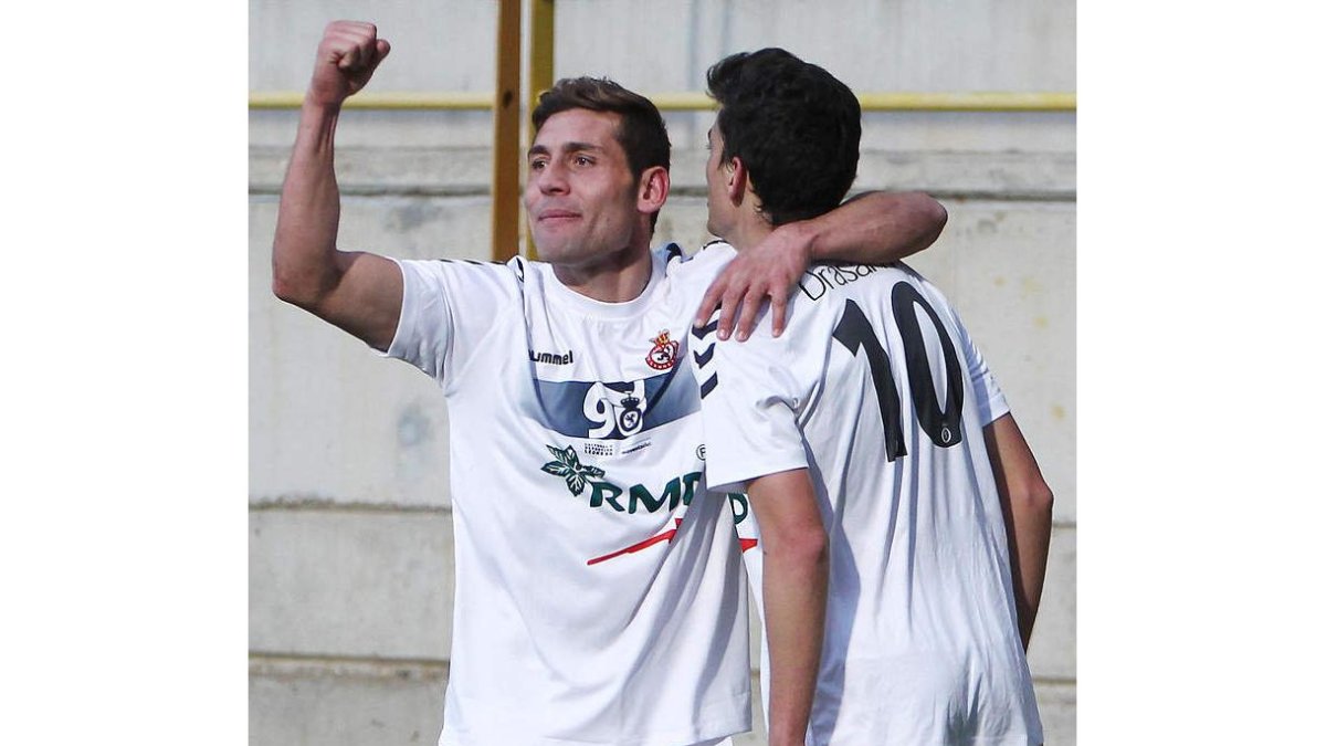 Diego Torres, a la izquierda, celebra el segundo gol de la Cultural con su autor, Gonzalo.
