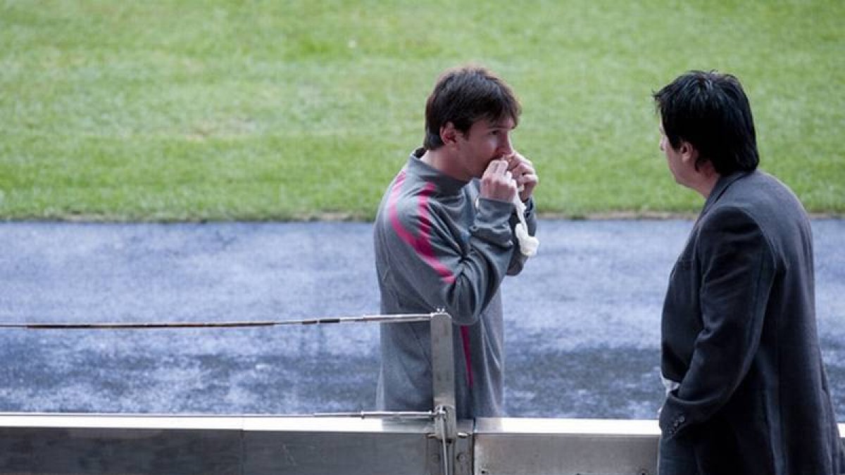 Leo Messi conversa con su padre, Jorge Horacio, durante un entreno en el Camp Nou, en abril del 2011.