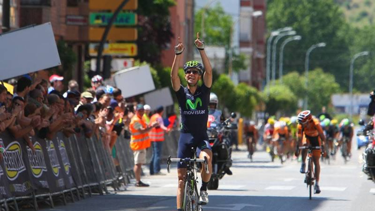 Jesús Herrada, tras cruzar en primer lugar la meta de la prueba del Campeonato de España de ciclismo en ruta.