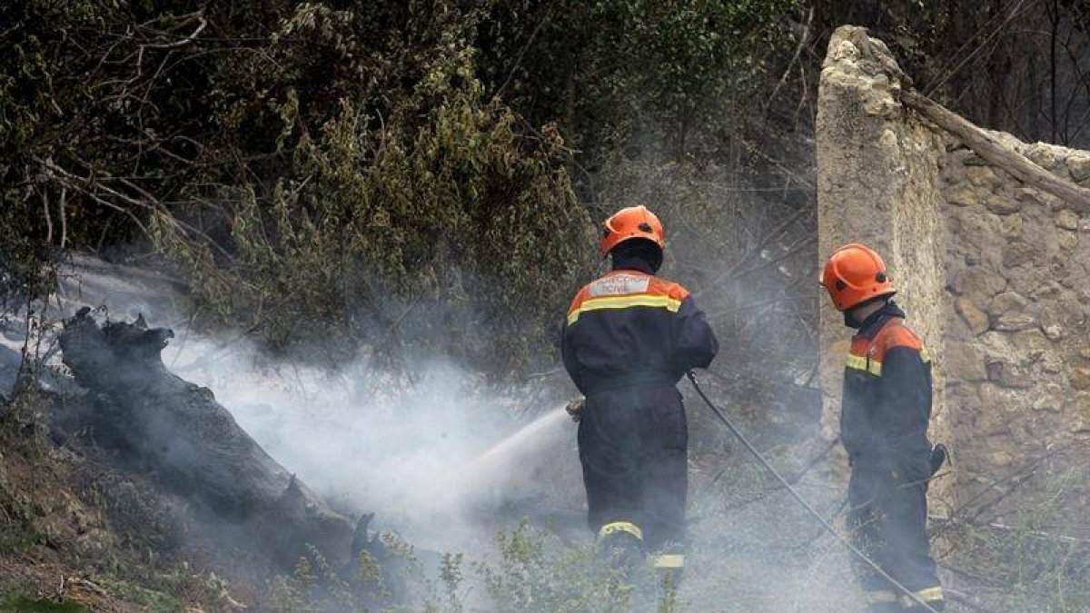 Miembros de Protección Civil participan en las labores de extinción del incendio que se ha declarado en Valdeconcha
