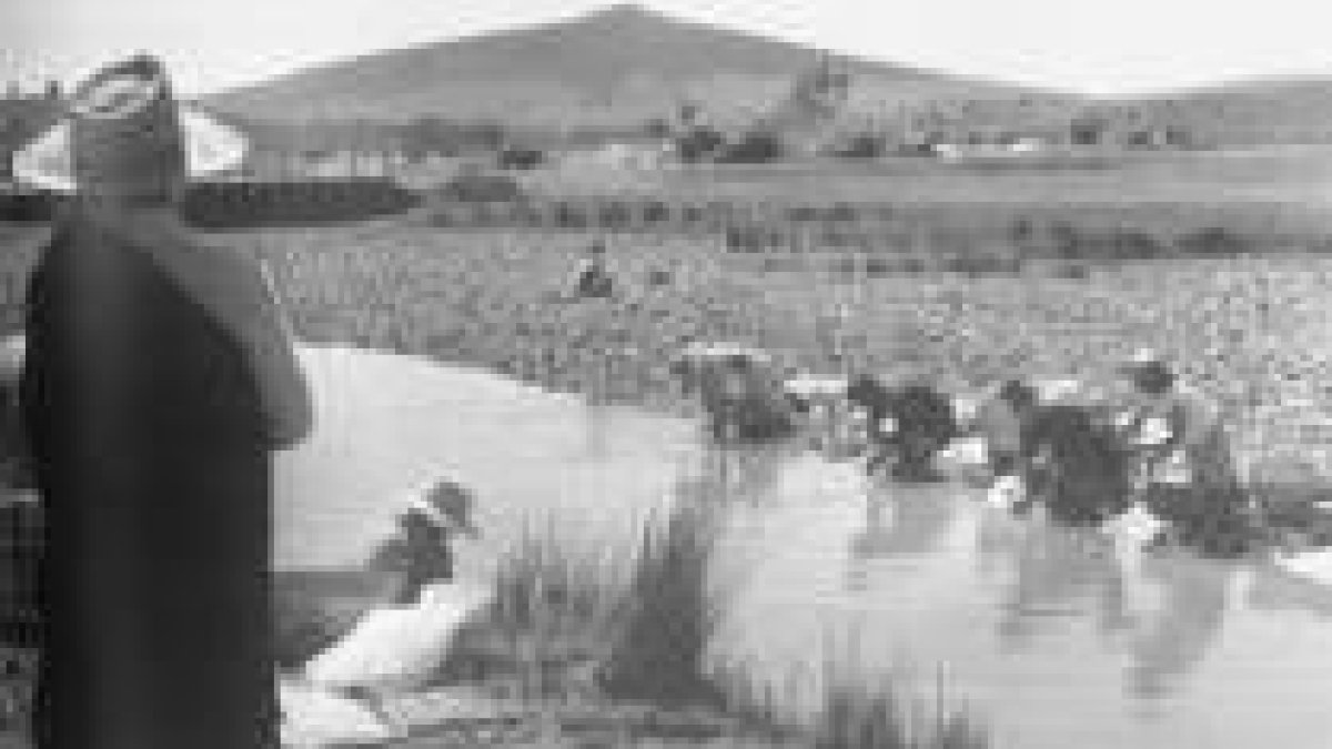 Mujeres lavando en el río en una instantánea tomada por el leonés Ángel López Quintás
