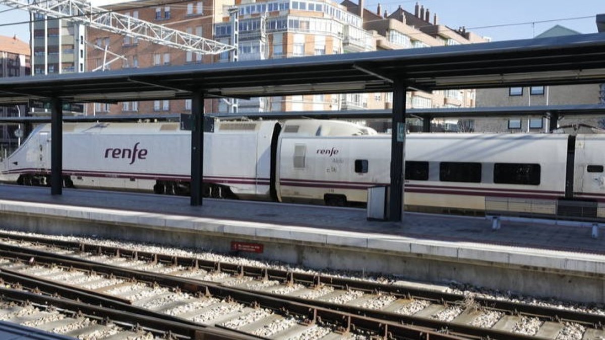 El Alvia Barcelona-La Coruña tuvo que ir hacia atrás hasta la estación de León cuando ya había sobrepasado Astorga. MARCIANO PÉREZ