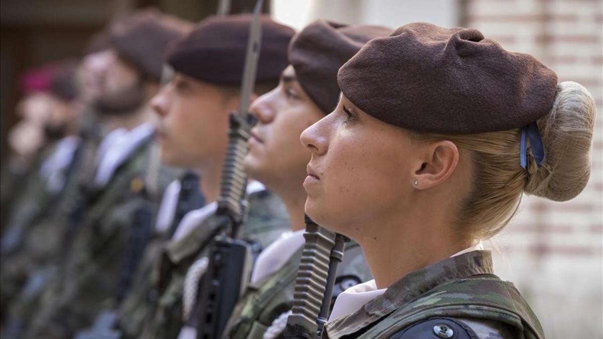 Una mujer soldado de la base del Ejército de Tierra en Valencia