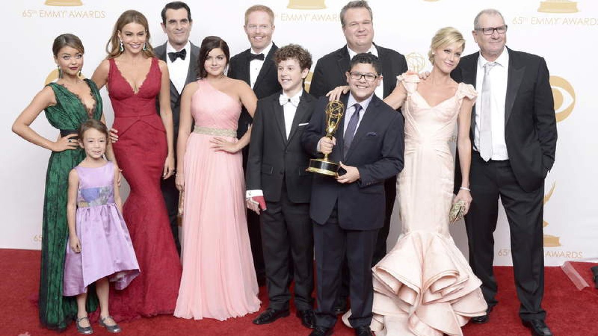 Los actores de ‘Modern family’ posan con una estatuilla de la ceremonia de los Emmy que tuvo lugar ayer en Los Ángeles.