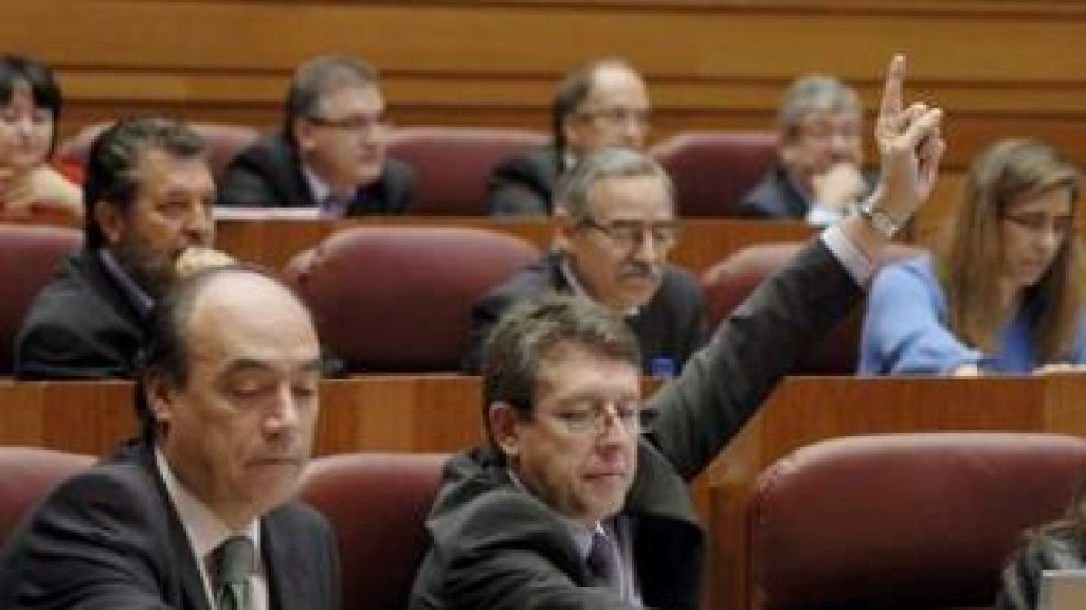 Procuradores socialistas durante un debate plenario en las Cortes autonómicas.