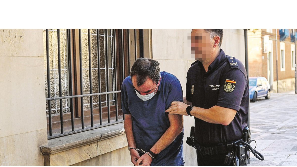 El acusado, el pasado lunes, a su llegada al juicio en la Audiencia Provincial de León. MIGUEL F. B.