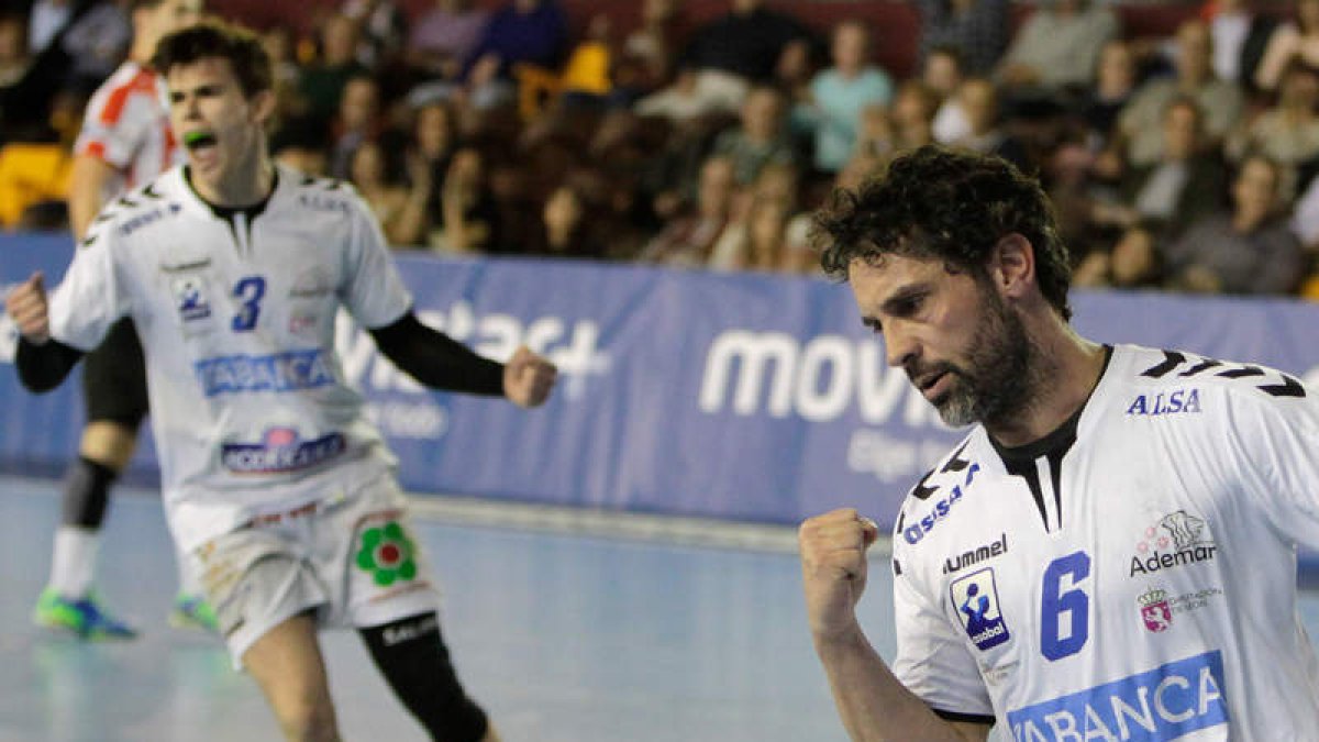 Los extremos del equipo leonés, Mario López y Juanín García, en el último partido. SECUNDINO PÉREZ