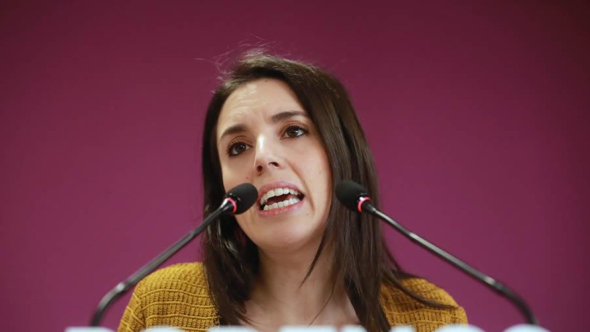 La número dos de Podemos, Irene Montero, durante la rueda de prensa, que ha ofrecido hoy viernes, en la que ha subrayado que su formación está preparada para salir a ganar las elecciones del 28 de abril.