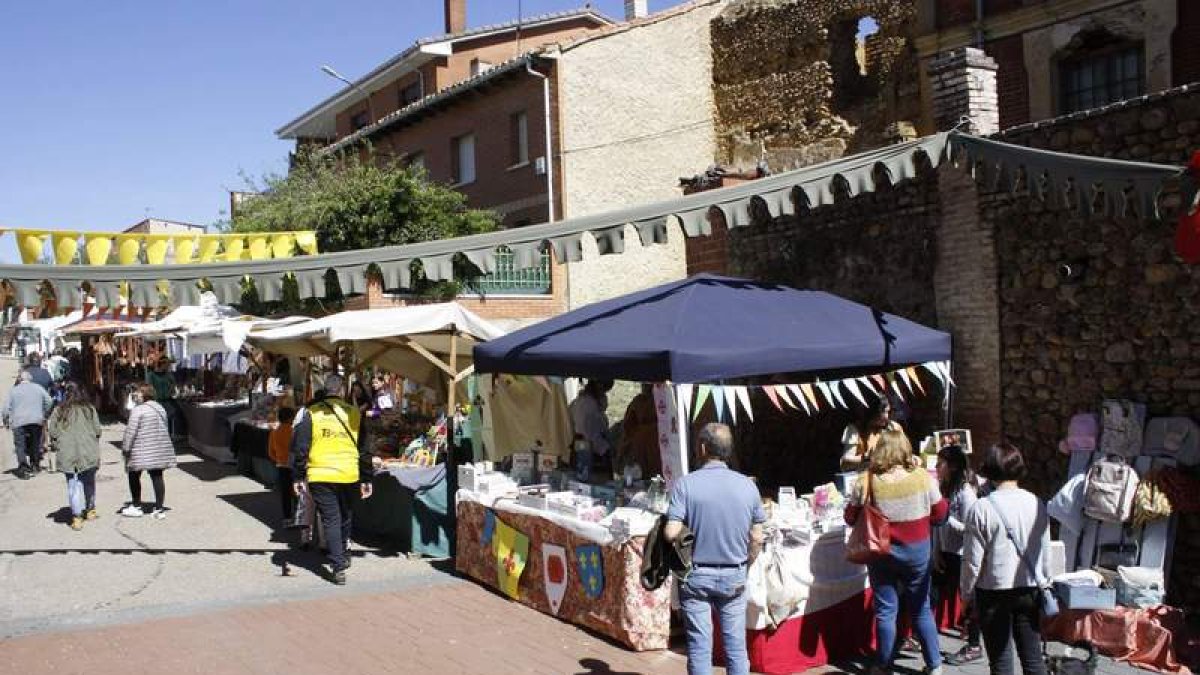 Una veintena de expositores ocupan la parte central de las calles de la feria medieval. CAMPOS