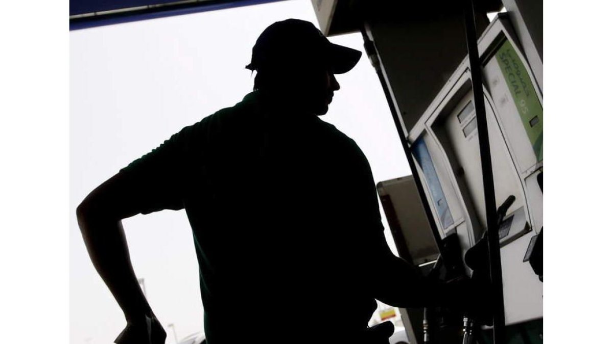 Un hombre se prepara para repostar en una gasolinera de autoservicio. DL