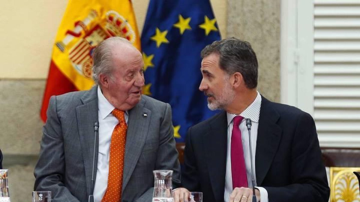 Don Juan Carlos junto a Felipe VI en una de sus últimas apariciones públicas