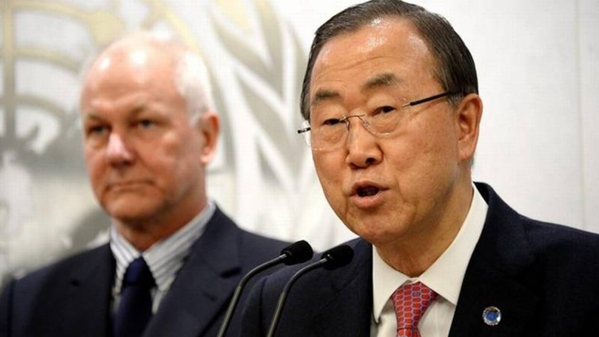 Ban Ki-moon (derecha) y el responsable de la misión de inspección en Siria, el sueco Ake Sellstrom, este jueves en Nueva York.