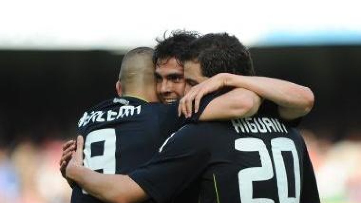 Higuaín, Kaká y Benzemá celebran uno de los goles, hoy en Mestalla.