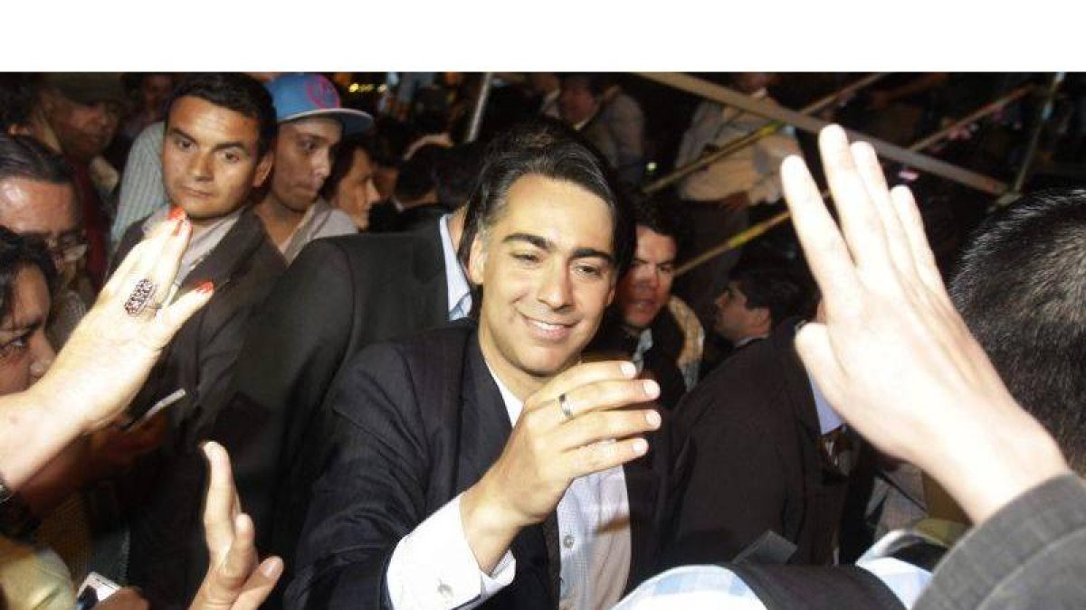 El candidato presidencial del Partido Progresista (PRO), Marco Enríquez-Ominami, saluda a un grupo de seguidores durante su cierre de campaña.
