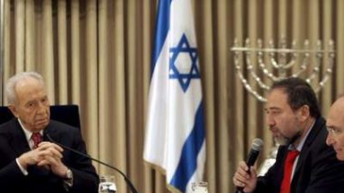 Lieberman, líder del partido Israel Beiteinu, ayer, en una reunión con el presidente israelí, Simón