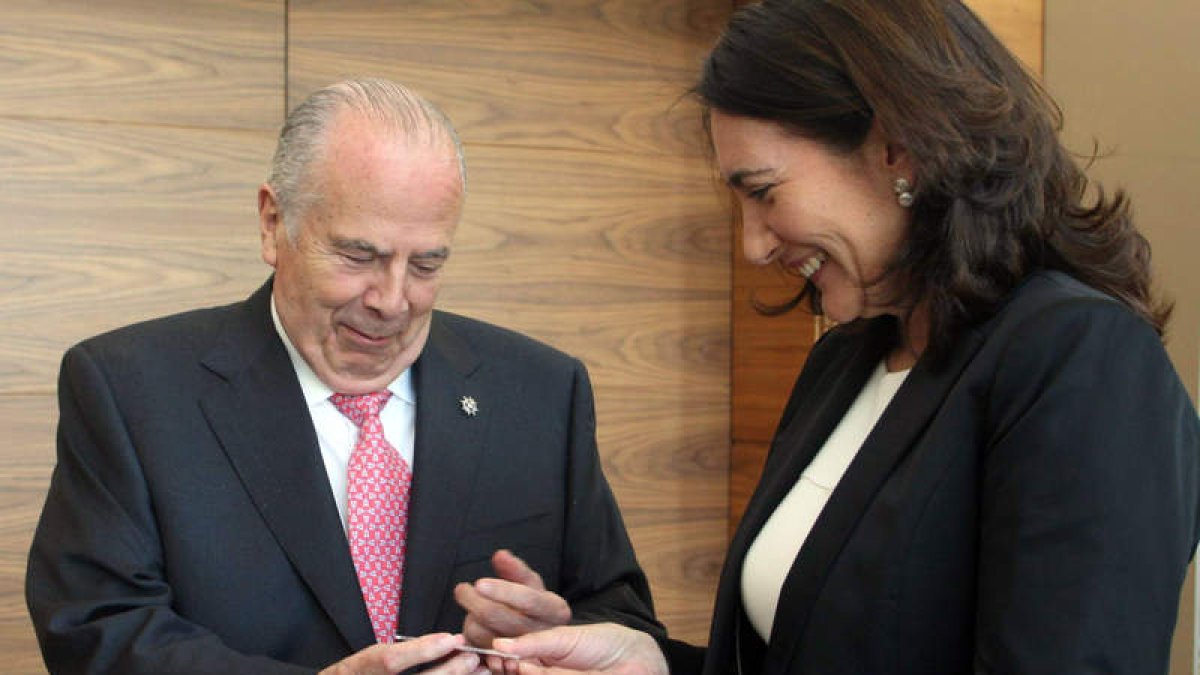 La presidenta de las Cortes, Josefa García, ayer, al recibir el informe del Procurador del Común.