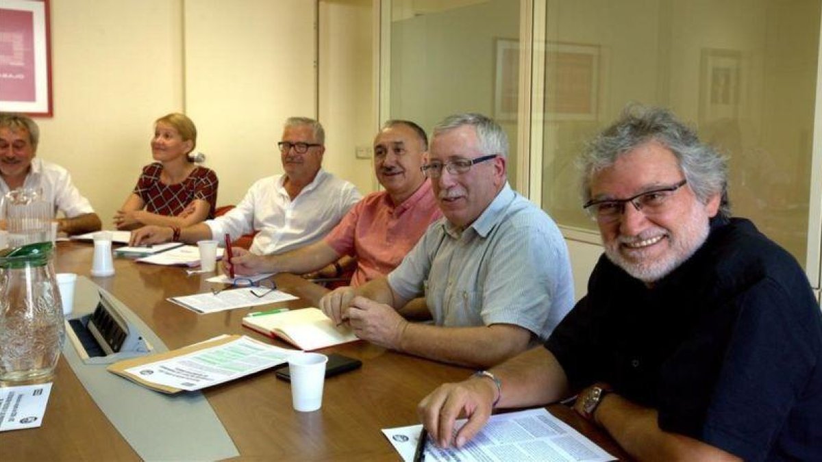 Ignacio Fernández Toxo y Josep Maria Álvarez, segundo y tercero por la derecha, con las ejecutivas de CCOO y UGT, ayer.