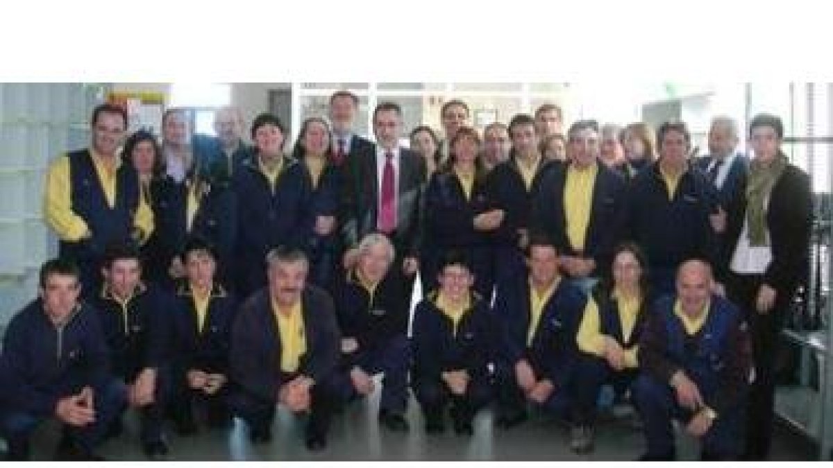 Foto de familia de los carteros de Astorga con los responsables de Correos.