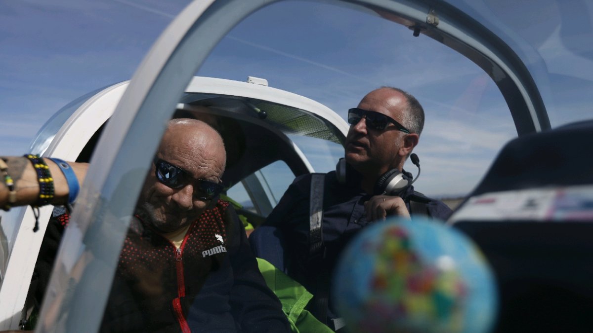 Domingo Tejero sube al avión para participar en la actividad, con Vicente Cordier de piloto. FERNANDO OTERO