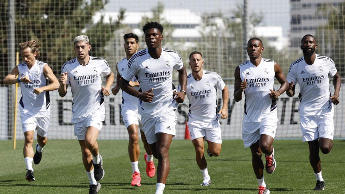El Real Madrid se pone a tono en su ciudad deportiva a la espera de aligerar la plantilla. REAL MADRID